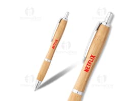 Foto de uma elegante caneta de bambu esferográfica. Perfeita para uso no escritório, escola ou em casa, essa caneta é ideal