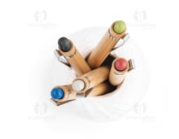 Caneta de bambu esferográfica, ideal para escrita e desenho. Feita de material sustentável, proporciona conforto e precisão.