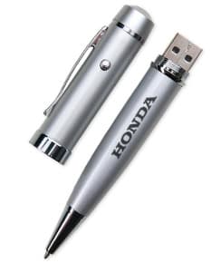 Caneta Pen Drive 8GB cromada, perfeita para escrita e armazenamento de dados. Ideal para uso no escritório ou na escola. Um produto moderno e funcional que une elegância e praticidade em um único item. Adquira já a sua!