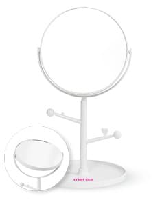 Espelho de mesa plástico em formato de copo de vinho vazio, com design moderno e brilhante. Reflete objetos e pessoas ao