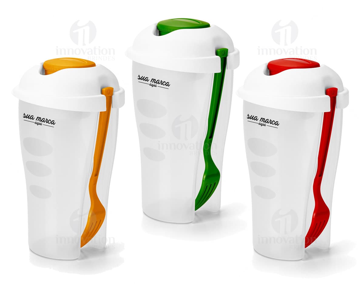 Kit com 6 porta copos em diferentes cores e formatos, dispostos em uma mesa de madeira. Kit com 6 porta copos em diferentes cores e formatos, dispostos em uma mesa de madeira.