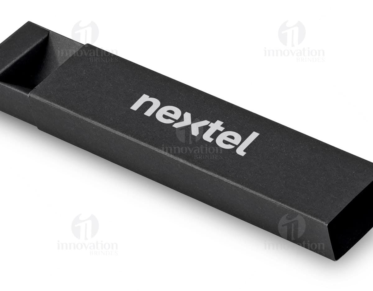 Canudo de silicone azul dentro de um estojo transparente. Canudo de silicone azul dentro de um estojo transparente.