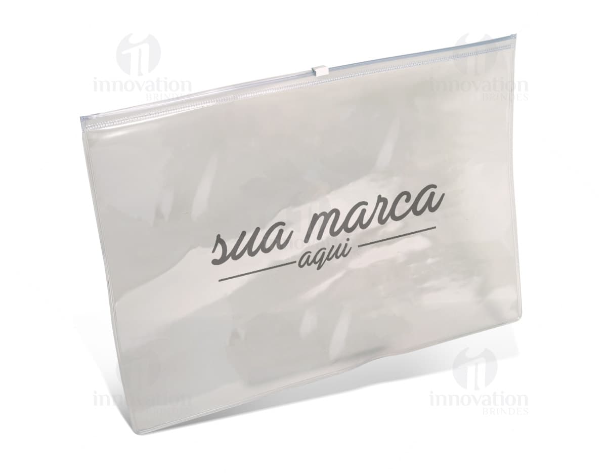 Pasta de convenção com fecho imantado em cor preta, vista de cima e aberta mostrando organização interna com divisórias e suporte para bloco de anotações. Pasta de convenção com fecho imantado em cor preta, vista de cima e aberta mostrando organização interna com divisórias e suporte para bloco de anotações.