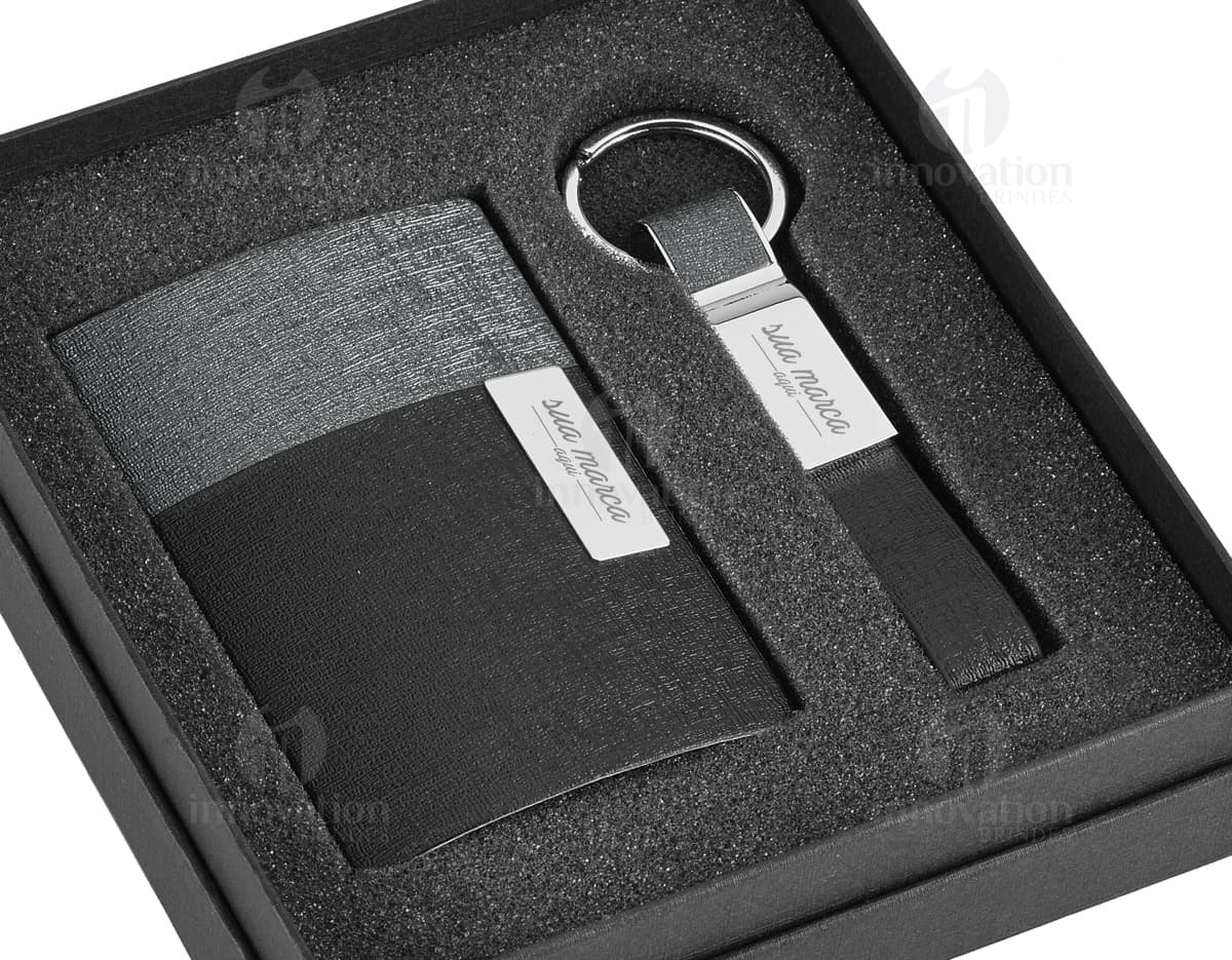 Kit com 6 porta copos em formato de quadrado, com estampa de folhas verdes e fundo branco. Os porta copos possuem bordas pretas e são feitos de material resistente. Kit com 6 porta copos em formato de quadrado, com estampa de folhas verdes e fundo branco. Os porta copos possuem bordas pretas e são feitos de material resistente.