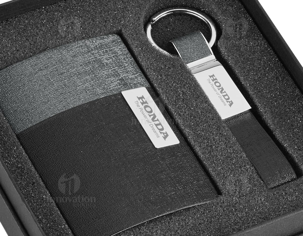 Kit com 6 porta copos em formato de quadrado, com estampa de folhas verdes e fundo branco. Os porta copos possuem bordas pretas e são feitos de material resistente. Kit com 6 porta copos em formato de quadrado, com estampa de folhas verdes e fundo branco. Os porta copos possuem bordas pretas e são feitos de material resistente.