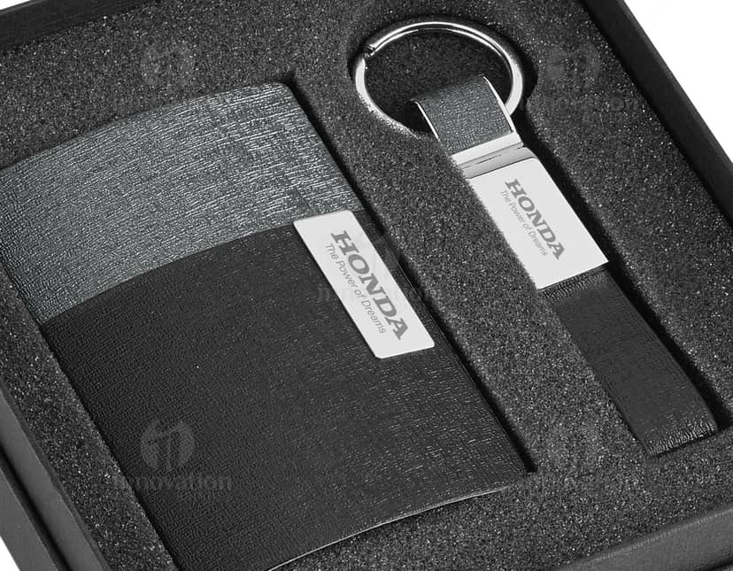 Kit com 6 porta copos em formato de quadrado, com estampa de folhas verdes e fundo branco. Os porta copos possuem bordas pretas e são feitos de material resistente.