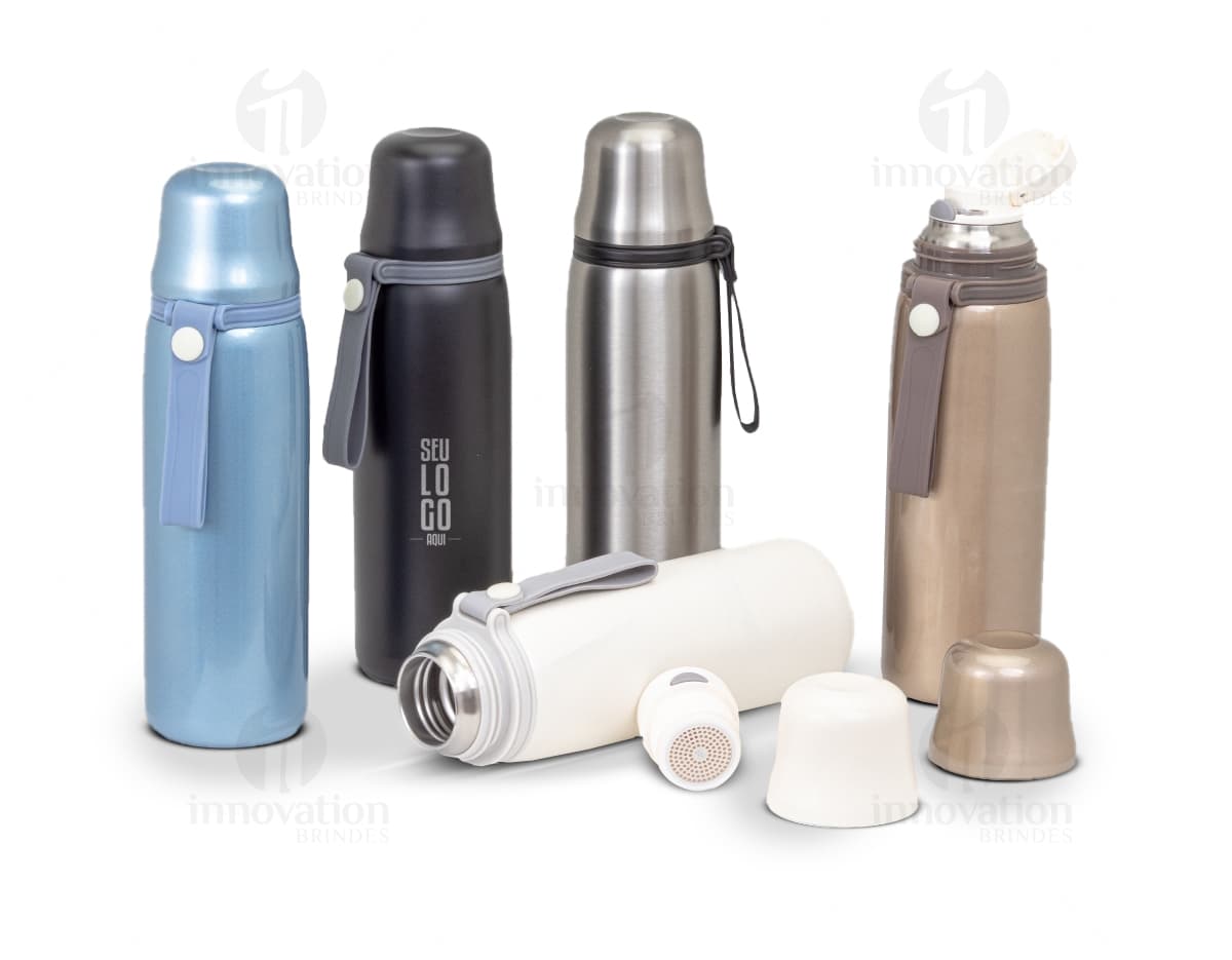 Kit com 6 porta copos em formato quadrado, feitos de material resistente e com estampas coloridas de frutas tropicais. Kit com 6 porta copos em formato quadrado, feitos de material resistente e com estampas coloridas de frutas tropicais.