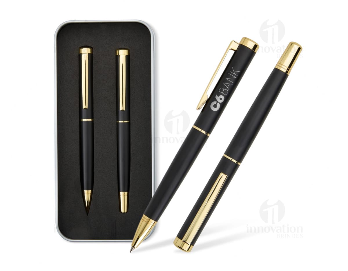 Kit com 6 porta copos em formato redondo, com estampas diversas de flores e folhas em tons de azul, rosa e branco. Kit com 6 porta copos em formato redondo, com estampas diversas de flores e folhas em tons de azul, rosa e branco.